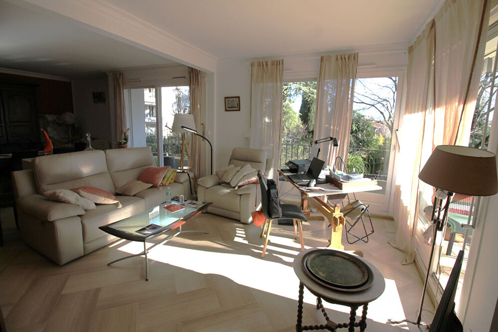 NIMES Quartier recherché proche quai de la fontaine très bel appartement de type 4 de 110m² avec terrasse, cave, garage et park