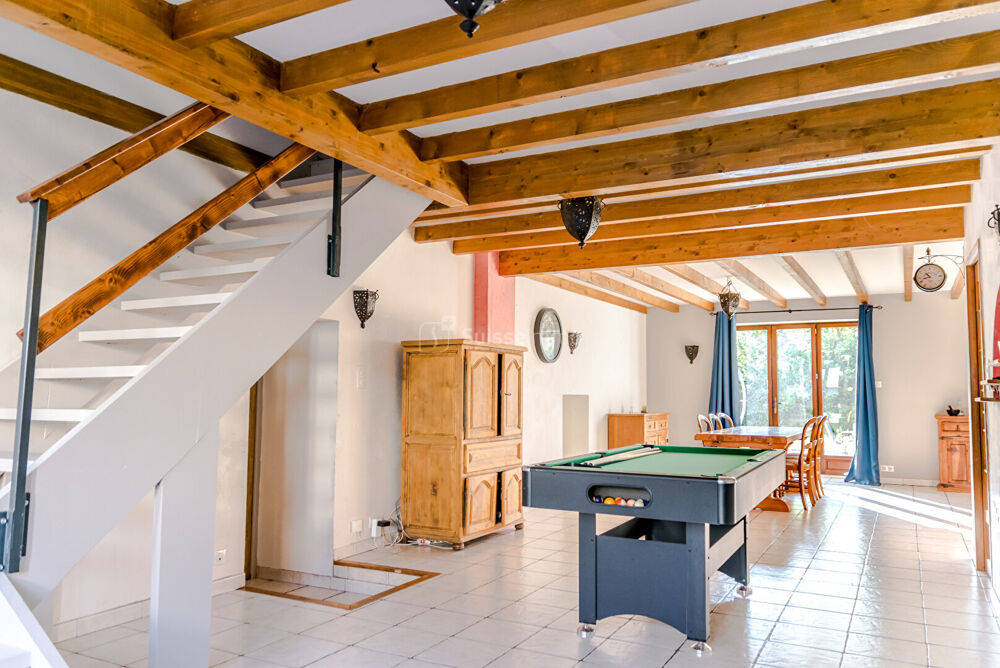 Beaux volumes pour cette maison avec agréable terrain et grande dépendance