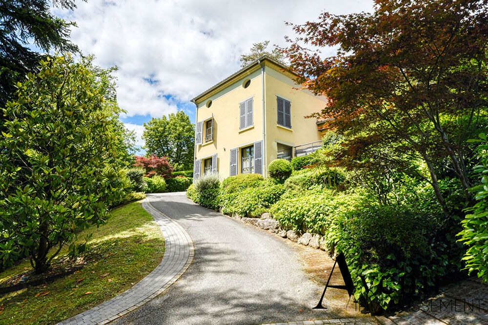 Maison 7 pièces 256 m² · à Charbonnieres les Bains · 256 m² · 1 660 000 €