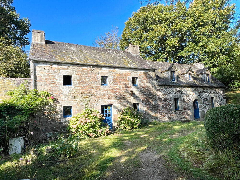 FINISTÈRE: Proche Huelgoat. Maison de caractère de 5/6 chambres avec terrain de 6 900 m².