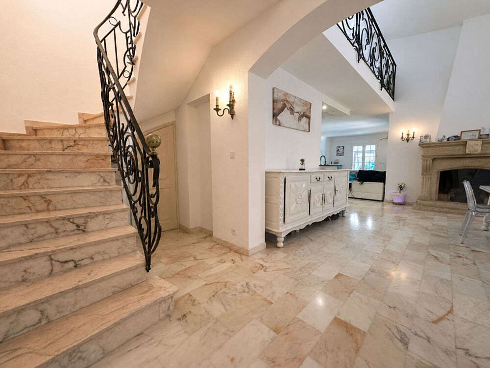Vente Maison Villa familiale 195 m² de standing avec piscine, jacuzzi et beaux volumes Istres