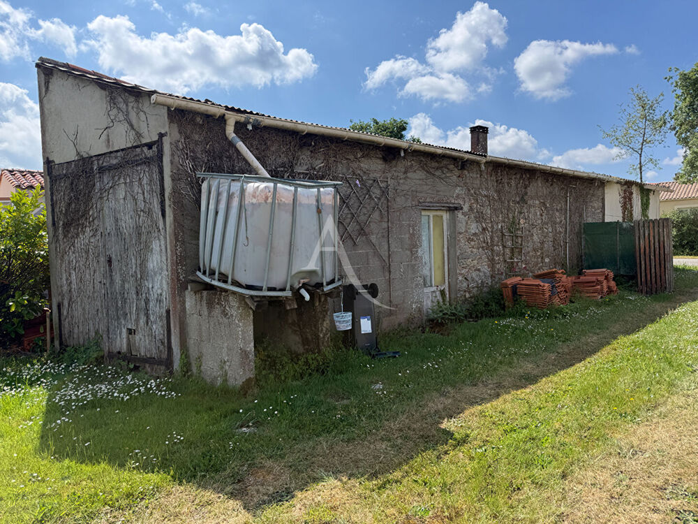 Maison à rénover à ST AVAUGOURD DES LANDES.