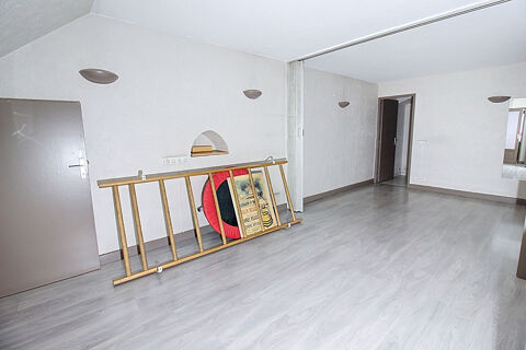   À VENDRE EN EXCLUSIVITÉ - Local de 158 m² à TRANS EN PROVENCE 