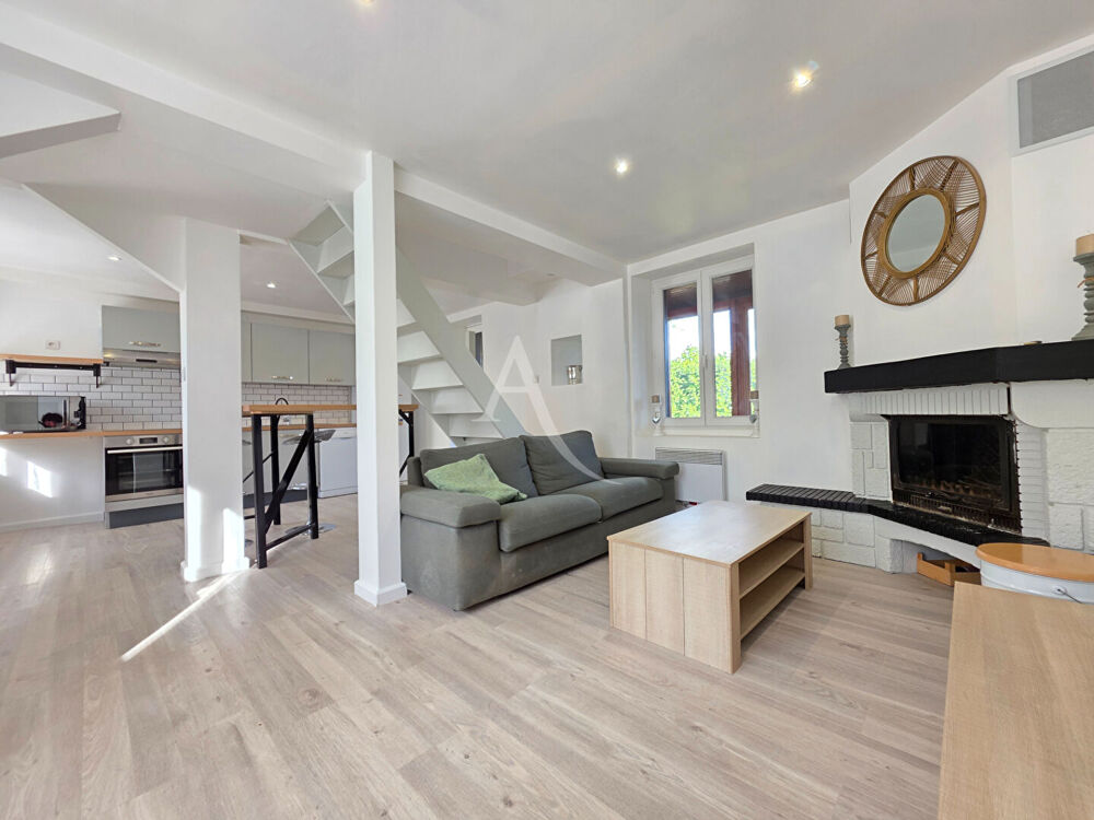 Maison de village à Pierre-Levée grandement rénovée 3 chambres avec véranda et garage - Terrain clos et arboré