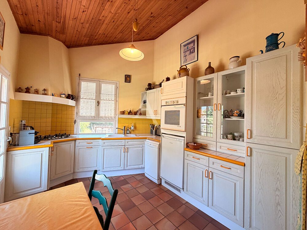 Belle maison de village avec terrasse et garage, et jardin non attenant