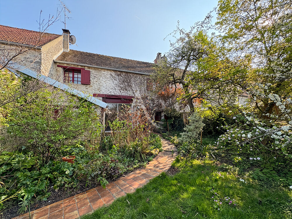 Ancien corps de ferme à Janville-sur-Juine avec grand garage et dépendance