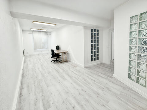 Local commercial  40 m2 1690 77000 Melun