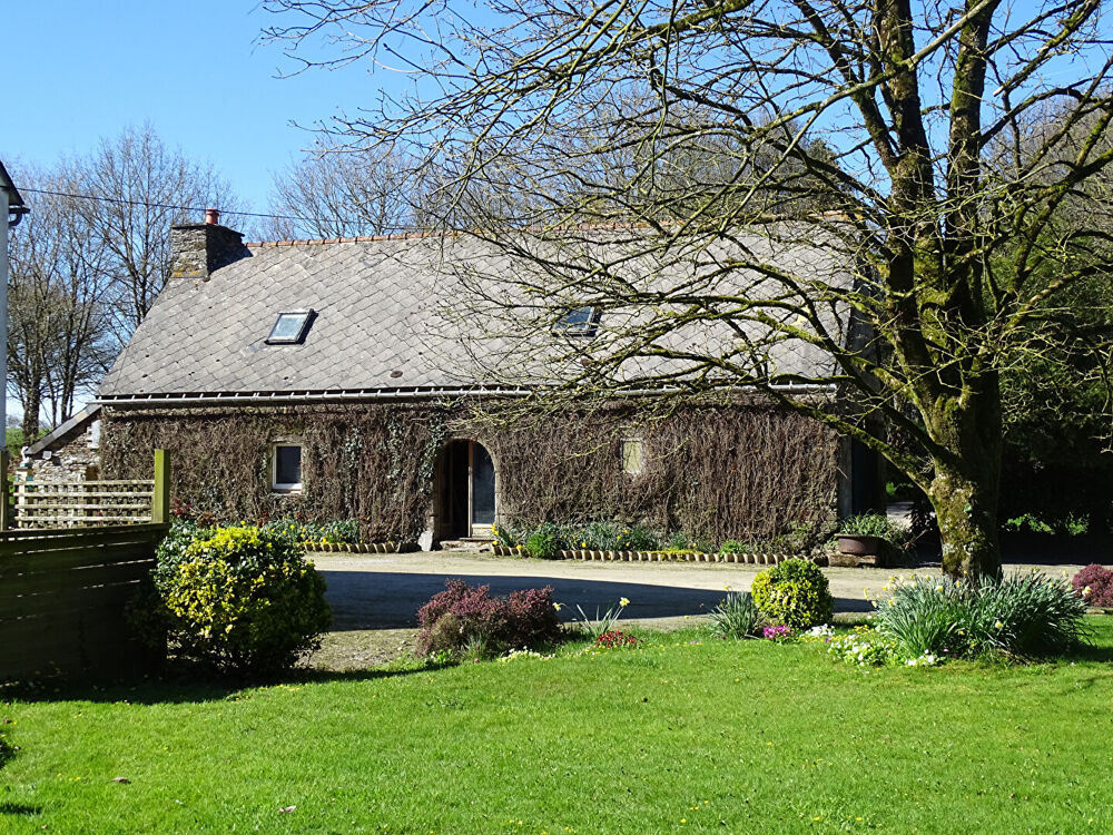 CÔTES-D'ARMOR. Maison individuelle de 3 chambres, avec dépendances, avec plus d'un hectare de terrain, près de Plussulien