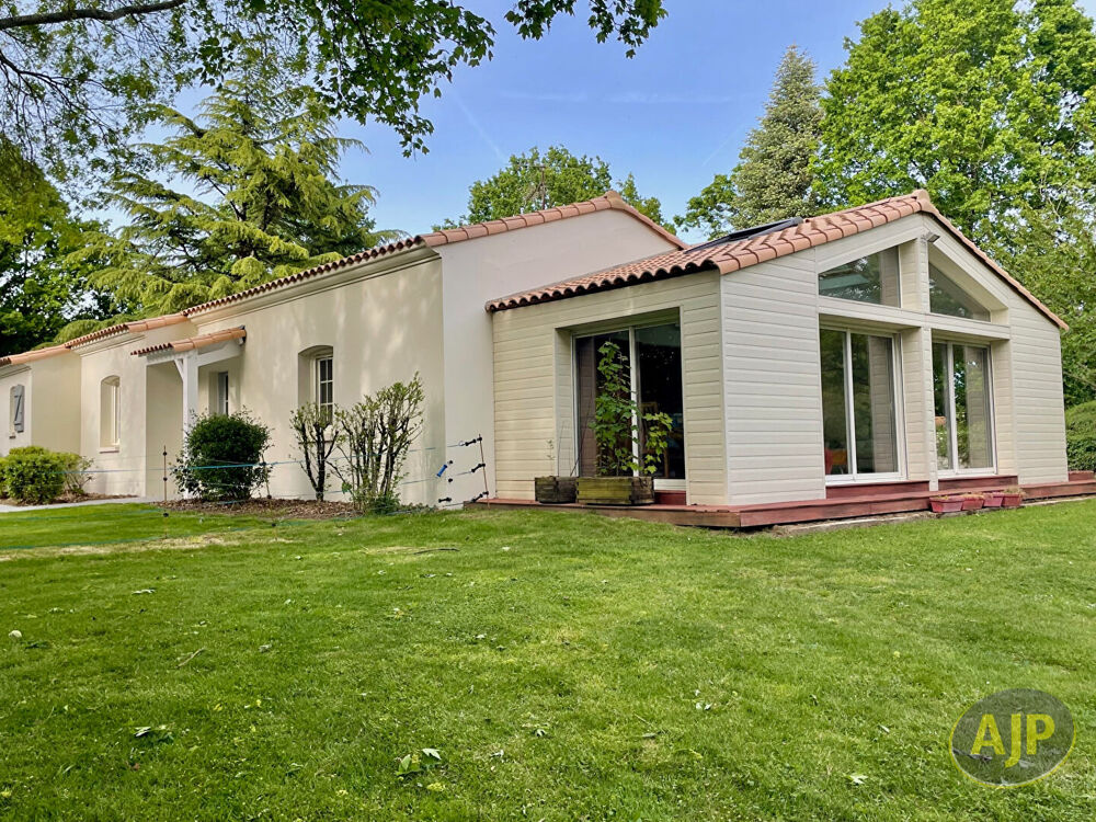 Vente Maison Maison Aizenay 8 pièce(s) 202 m2 Aizenay