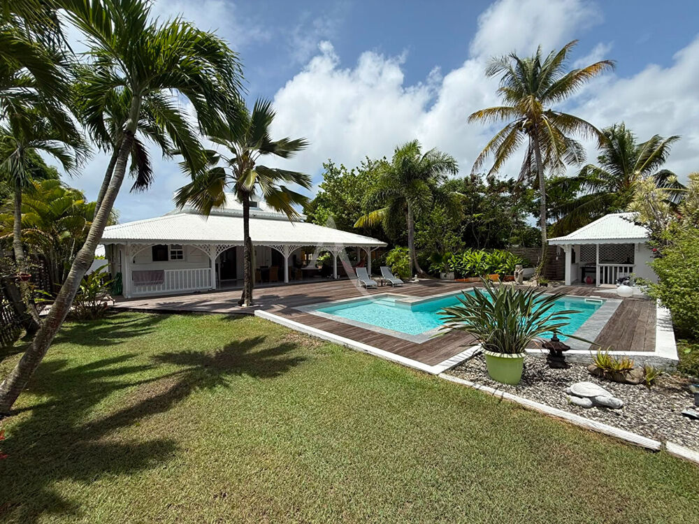 Villa à fort potentiel avec grand terrain et piscine