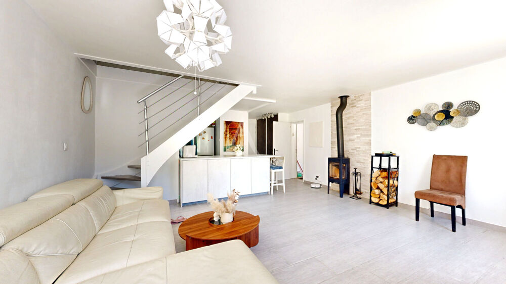 Maison VAUREAL avec 4 chambres garage et terrain.
