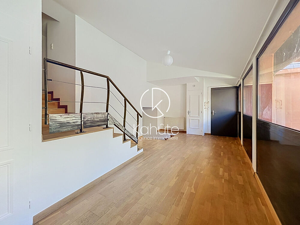 Vente Appartement Appartement rénové, Collonges Au Mont D'Or 4 pièce(s) 133m2, 2 places de stationnement, copropriété avec parc arboré et piscine Collonges au mont d or
