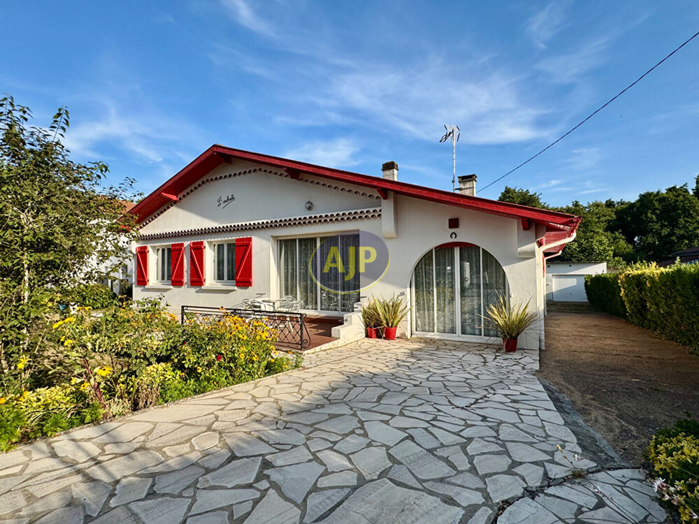 Maison individuelle de plain-pied avec jardin paysagé et beau potentiel