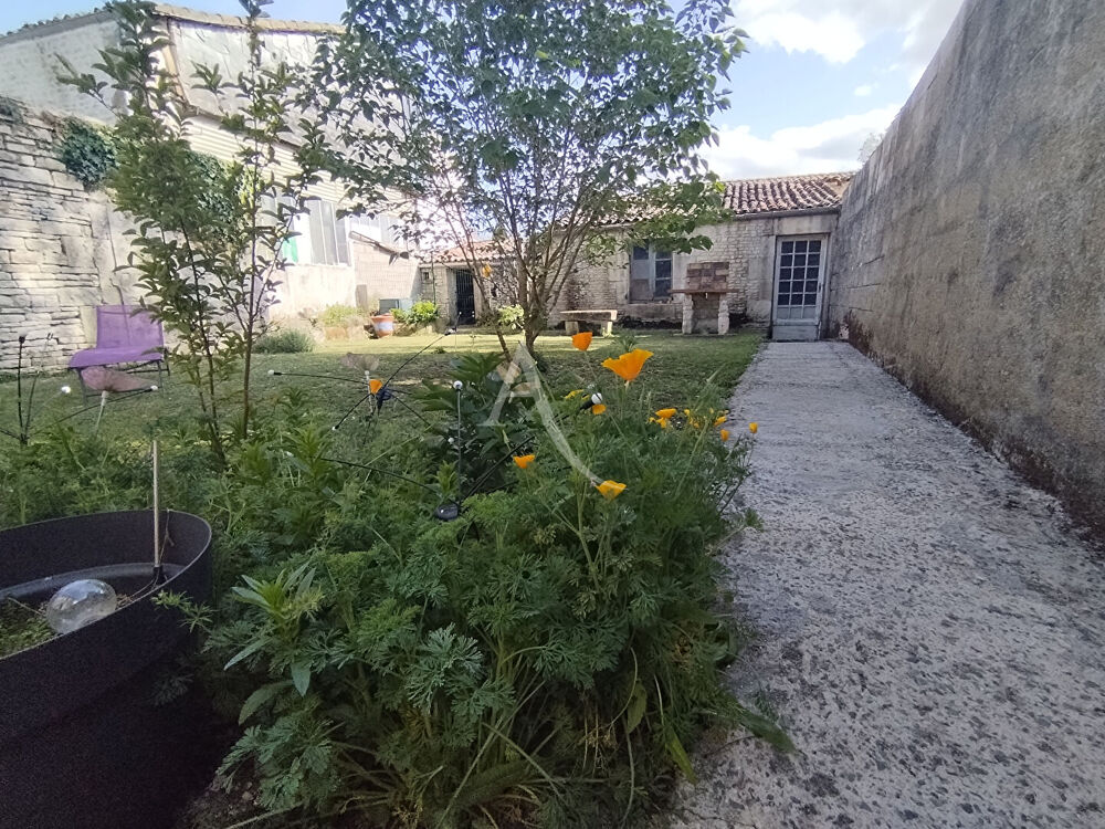 Maison Asnières La Giraud 157 m², jardin et dépendances