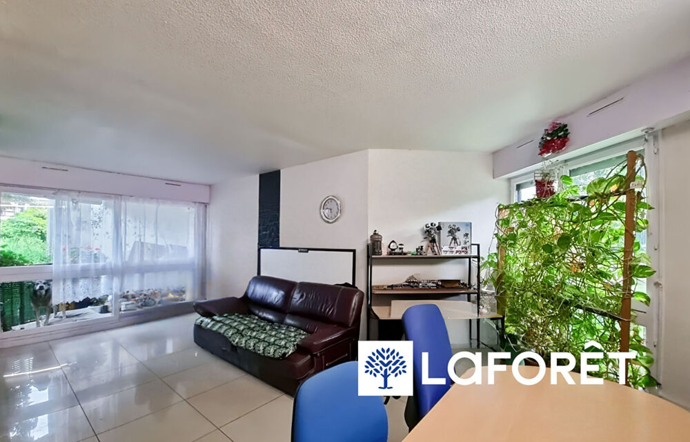 Grigny, Appartement 4 pièces avec loggia