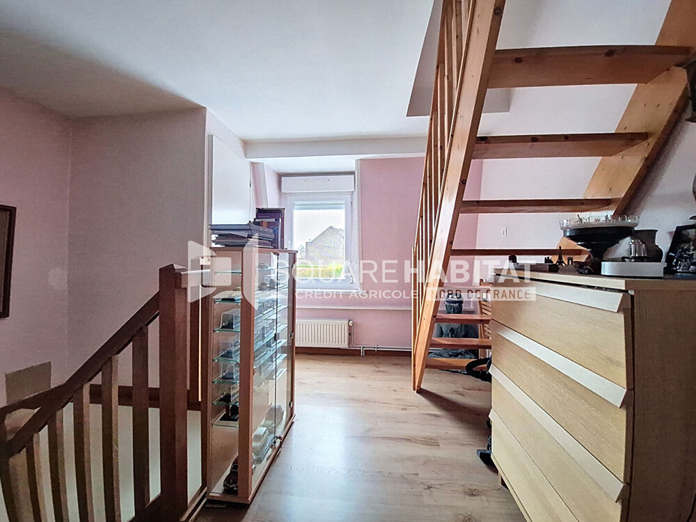 Maison avec jardin, garage 2 voitures + 2 places de parking privatives, 3 chambres.
