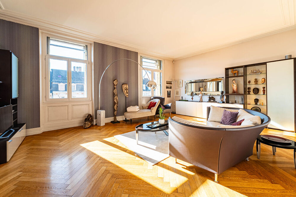 Vaste 7 Pièces de 227 m² avec Sauna et Balcons
