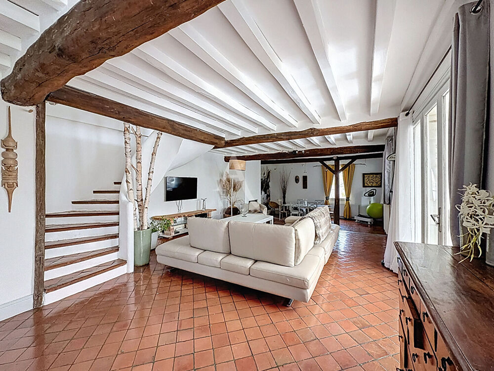 Vente Maison Demeure de charme située à Bassevelle - 260 m2 - pièce de vie de 100 m2 - 4 chambres - piscine couverte - garage et nombreux sta La ferte sous jouarre