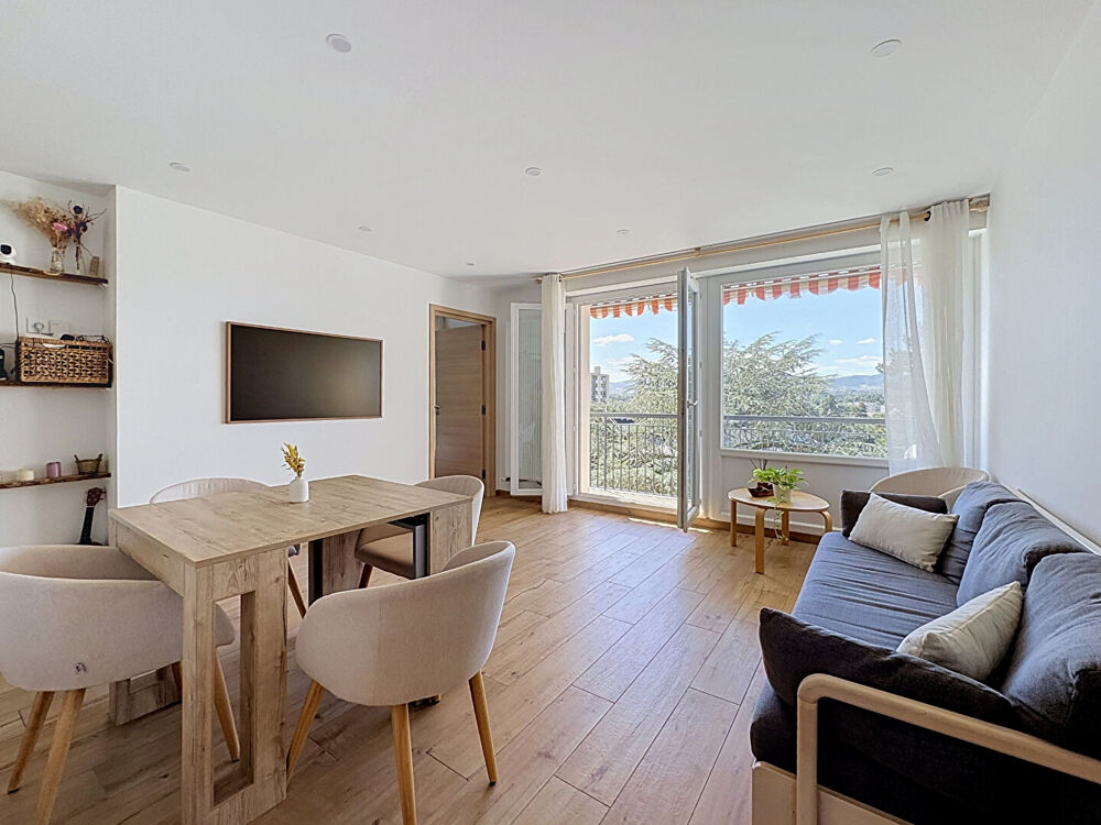 Vente Appartement T4 traversant, calme et vue avec 2 balcons, et cave. Tassin la demi lune
