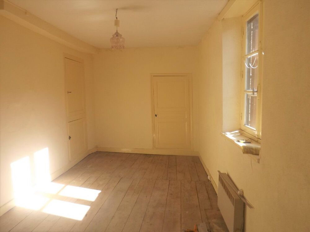 Vente Immeuble Confolens - deux appartements, magasin et cour - Bonne affaire Confolens