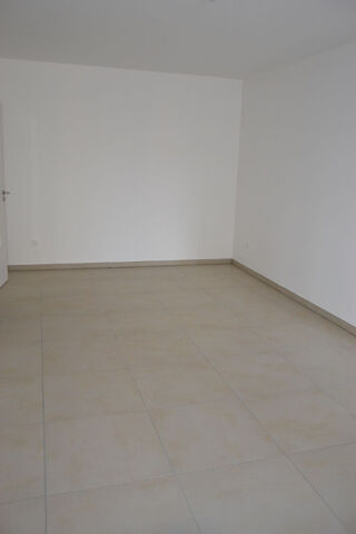  Appartement à louer 3 pièces 77 m²