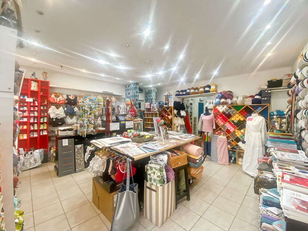   BOURBOURG - Fonds de commerce 51 m² - Mercerie - Laine - Tissus - Dépôt Lingerie 