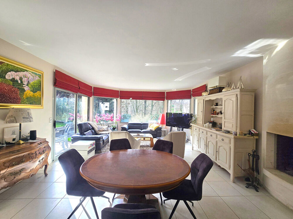 SAINT GATIEN DES BOIS - VILLA 8 pièces dans un domaine privé