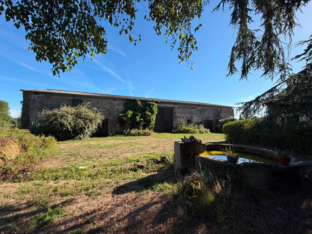 CREUSE - Superbe ferme entièrement rénovée avec dépendances et 2,7 hectares de terrain.