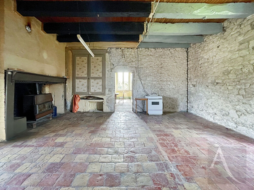 Ancien hameau en pierre comprenant : 1 maison d'habitation, 2 granges, 2 hangars et diverses remises et ruines en pierre