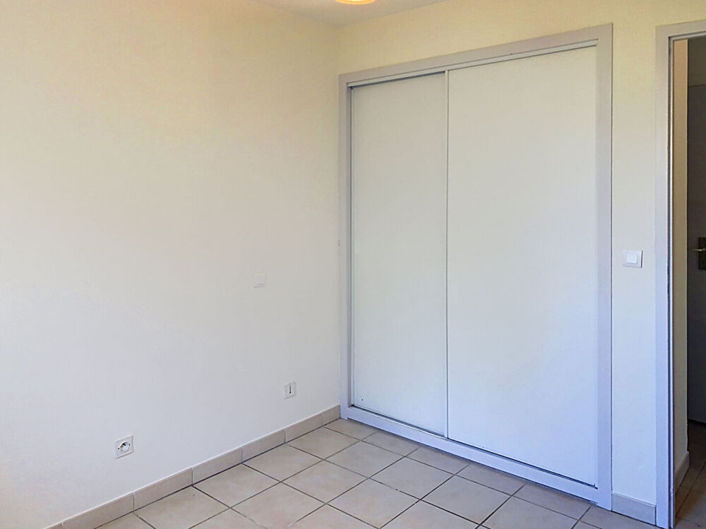 Location Appartement T2 hauts de Villeneuve-Lès-Avignon 2 pièce(s) 33 m2 avec jardinet. Villeneuve les avignon