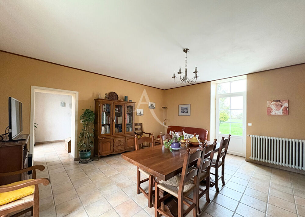 Maison 8 pièces - 4 chambres - LES VELLUIRE SUR VENDEE