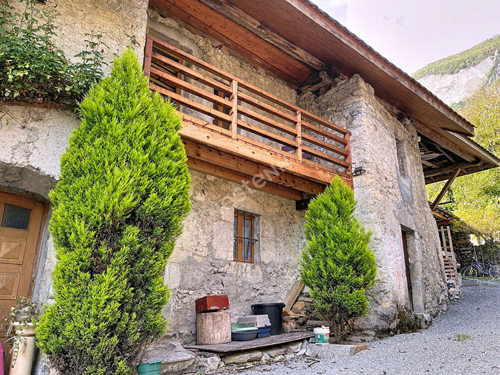 Corps de ferme avec dépendances, jardins et bois, à vendre à Faverges-Seythenex