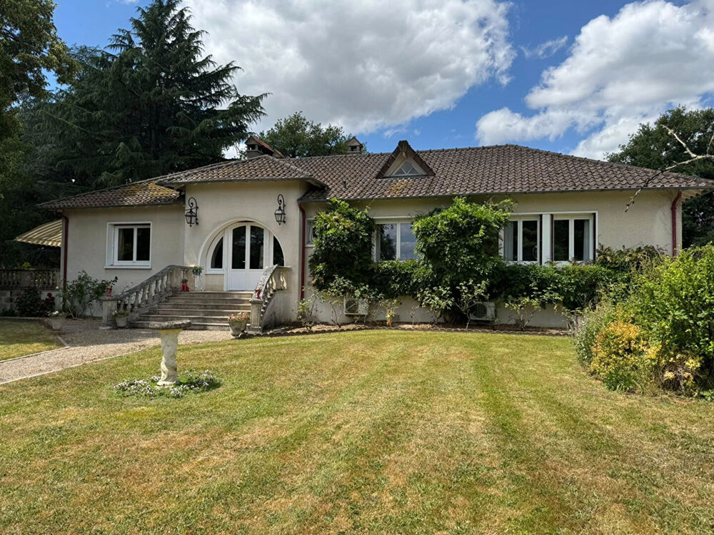 HAUTE VIENNE - Magnifique propriété avec 4 chambres, une piscine et plus d'un hectare de terrain.