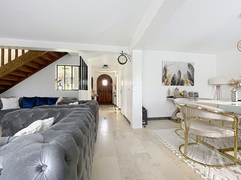 Maison de caractère entièrement rénovée avec vie de plain-pied, 2 suites, garage et terrain de 1 057 m² à Limetz-Villez