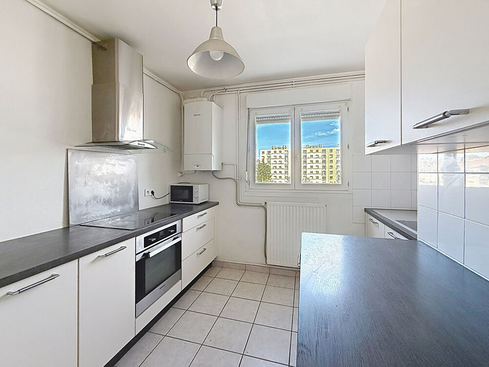 BOURGOIN-JALLIEU . Appartement T3 rénové avec balcon et cave. Proche gare, centre-ville et A43