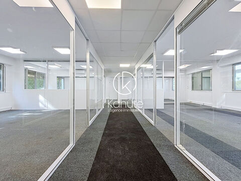 &Agrave; deux pas du centre d'Ecully, au Rez de chaussez, Bureaux de 120 m2, lumineux, climatis&eacute;s, disponible imm&eacute;diatement ,3 places d 2150 69130 Ecully
