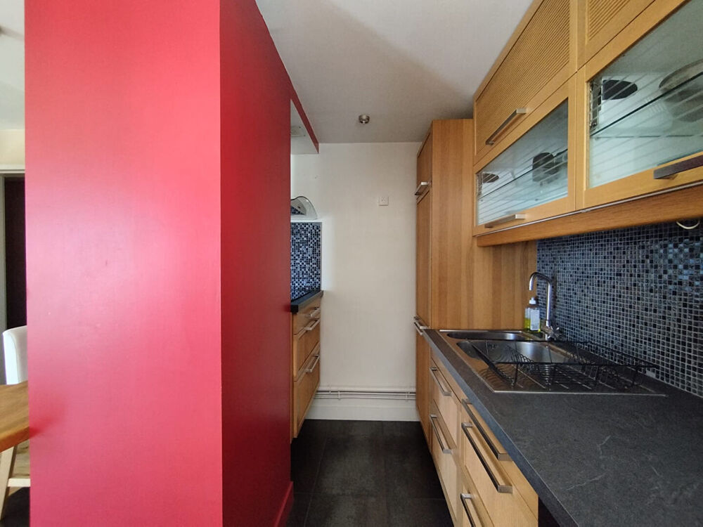 Vente Appartement TOURS HYPERCENTRE Élégant appartement de 66 m² avec parking, à deux pas de la gare TGV, bus, tramway, commerces, écoles... Tours