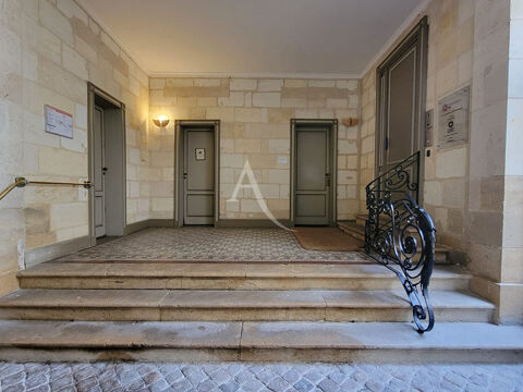   BORDEAUX  HOTEL DE VILLE - Appartement de standing à rafraichir, 2 places de stationnements et caves 