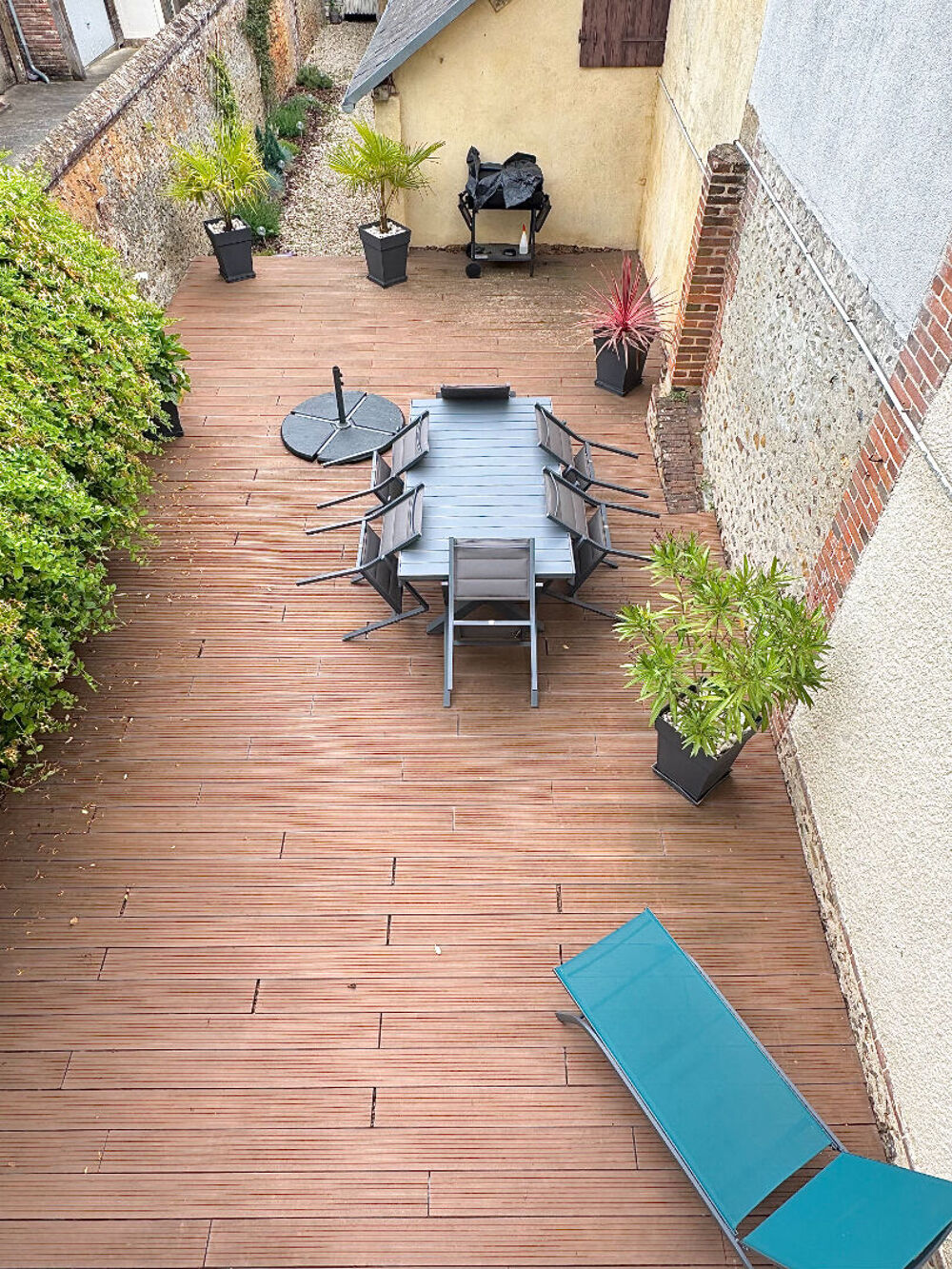 À VENDRE ! MAISON DE VILLE SPACIEUSE À 15 MINUTES DE VERNEUIL SUR AVRE AVEC COUR
