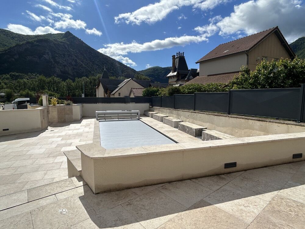 Ancien manoir de 1870 rénové, avec murs et fond de commerce