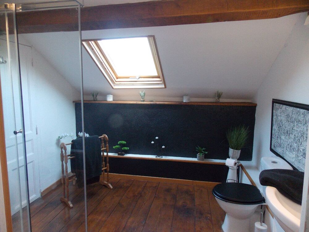 Belle maison individuelle en pierre rénovée de 6 chambres avec belle piscine et grand jardin attenant.