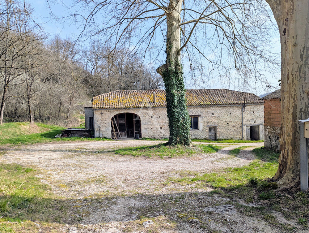 Corps de ferme avec dépendances et environ 22 hectares attenants