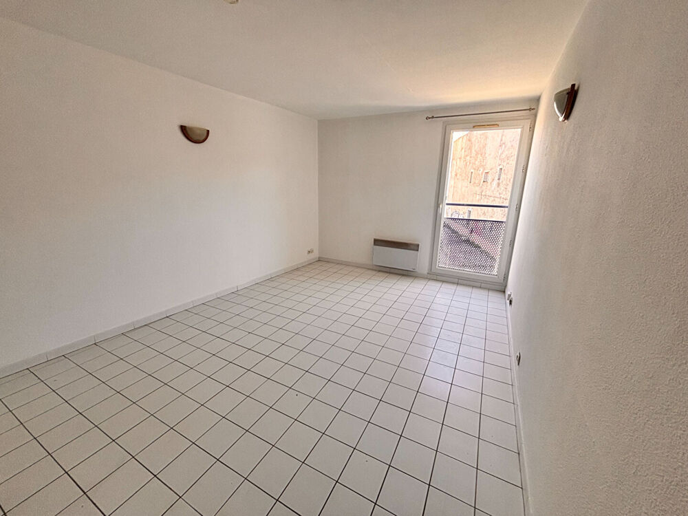 NIMES CENTRE/LYCEE DHUODA - RUE HENRI IV - STUDIO 21.32 M2 AU 1ER ETAGE