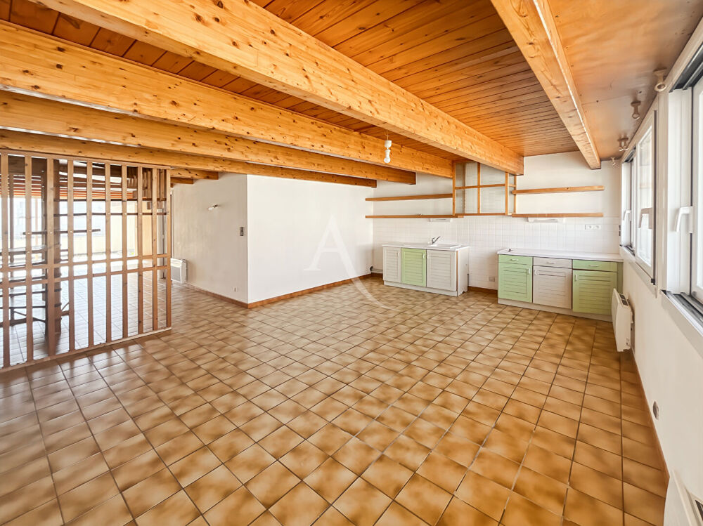 Vente Appartement Appartement de caractère avec double espace de vie et combles exploitables ? Hyper centre de Challans Challans