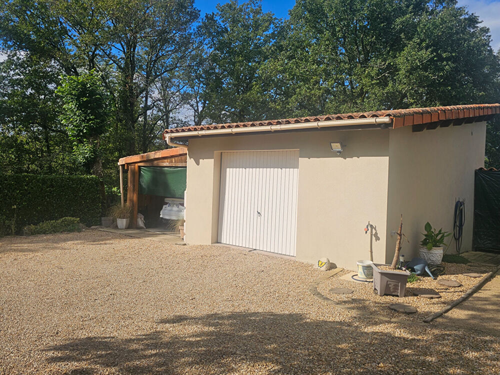 Vente Maison Une maison à partager, chacun chez soi : quatre chambres et deux espaces de vie avec accès et jardins privatifs Busserolles