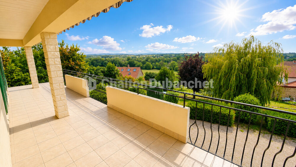 Maison avec terrain paysagé