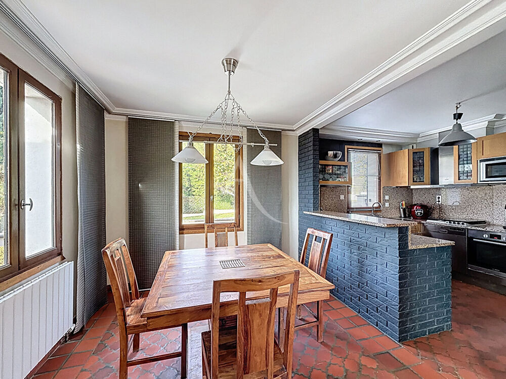 Maison située à Varreddes - vivable de plain-pied - 5 chambres - jardin de 790 m2 avec piscine chauffée et sous-sol total
