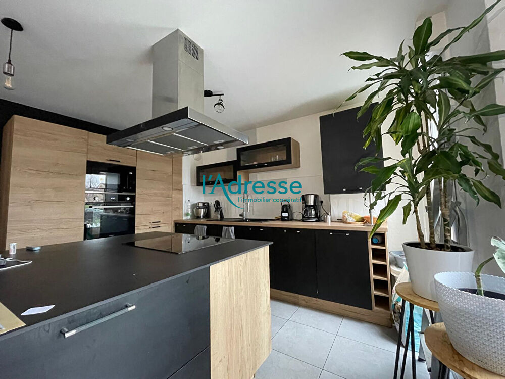 A deux pas du coeur de Châteaubriant, duplex rénové avec garage et borne de recharge.