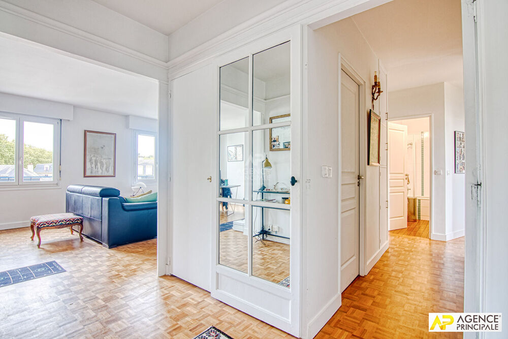 Vente Appartement Versailles Notre-Dame Boulevard de la Reine Appartement 5 pièces 103 m² situé au 5ème et dernier étage avec ascenseur, cave et p Versailles