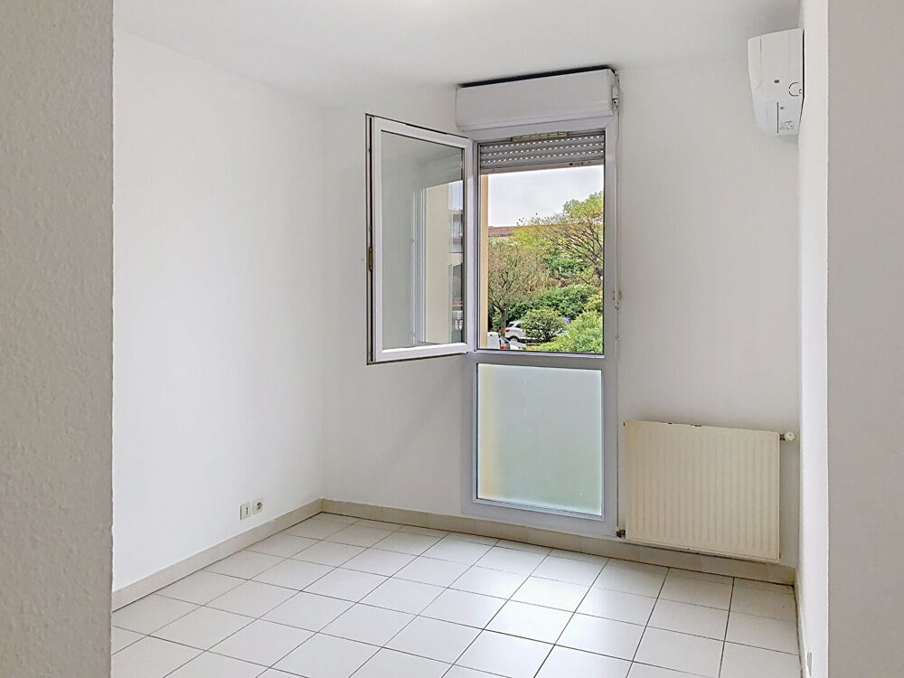 Location Appartement T2 rénové de 44 m² avec petit balcon exposé Sud Les angles